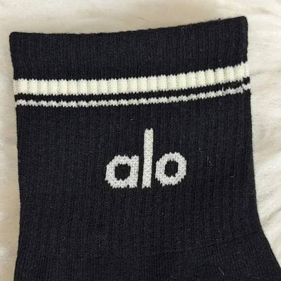 Alo Yoga Logo Crew Socks Black S/M NWT - Picture 3 of 5